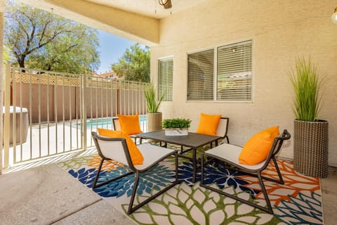 Modern 3BR Home w Pool, Hot Tub, Sleeps 6 Casa in Silverado Ranch