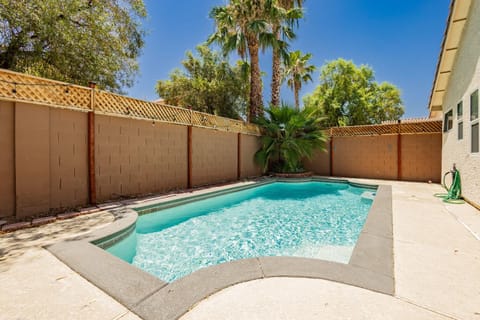 Modern 3BR Home w Pool, Hot Tub, Sleeps 6 Casa in Silverado Ranch