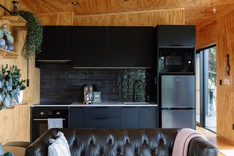 Foudre Suite with Hot Tub at Barrelled Wines Raglan Apartment in Raglan