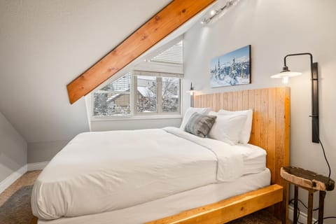 The Crest, Spacious, Central Condo, Free Parking Apartment in Whistler