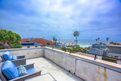 Steps 2 Ocean & Surfing Ocean Views Rooftop Deck House in Pacific Beach