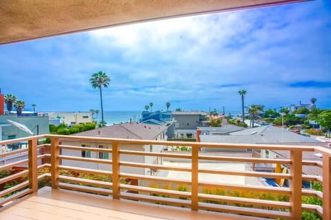 Steps 2 Ocean & Surfing Ocean Views Rooftop Deck House in Pacific Beach