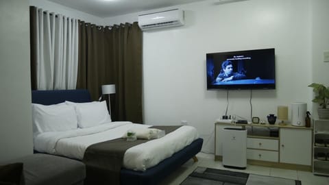 Bed, TV and multimedia, air conditioner