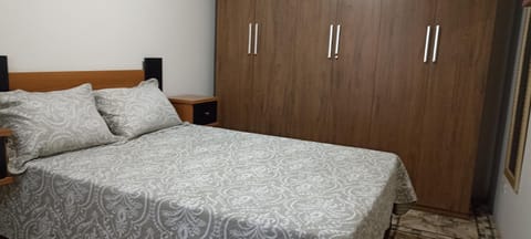 Quarto com escrivaninha e tv Vacation rental in Curitiba