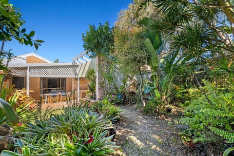 Property building, Spring, Day, Garden, Garden view