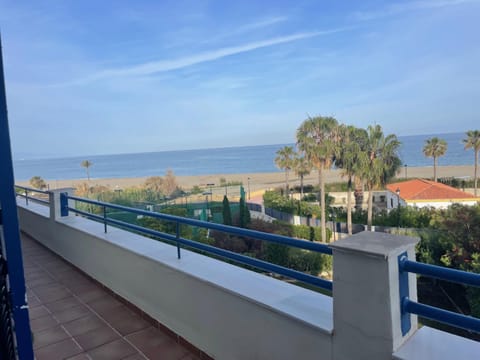 Primera línea de playa vistas al mar Sabinillas Apartment in San Luis de Sabinillas