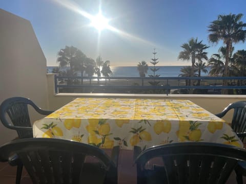 Primera línea de playa vistas al mar Sabinillas Apartment in San Luis de Sabinillas