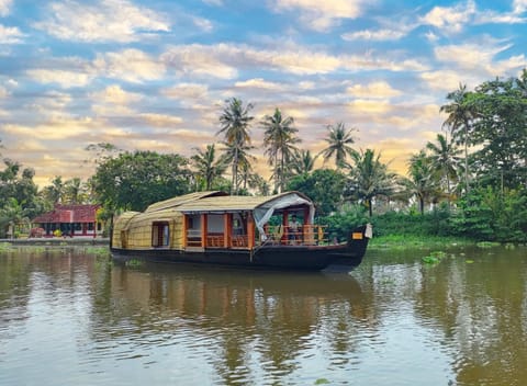 Kumarakom Bateau amarré in Kumarakom