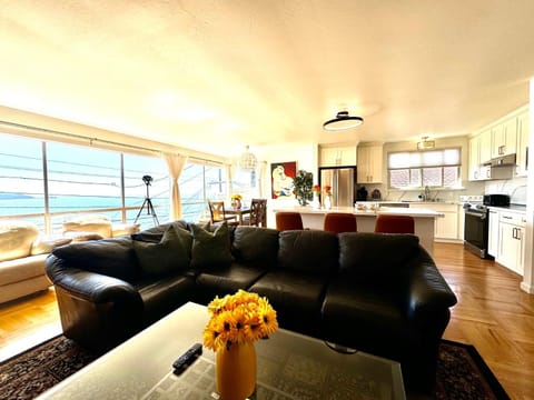 Ocean Breeze Coastal Getaway Haus in Daly City