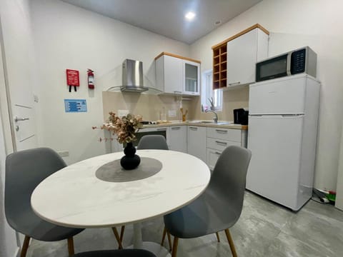 Kitchen or kitchenette, Dining area, oven