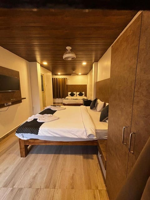 Bed, TV and multimedia, Bedroom, wardrobe