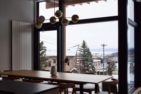 Natural landscape, View (from property/room), Balcony/Terrace, Dining area, Mountain view