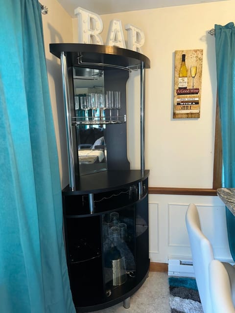 Dining area, minibar