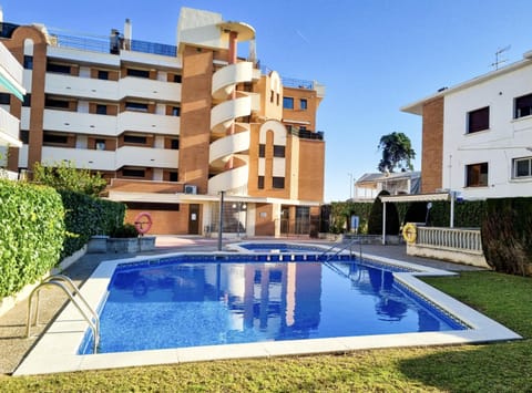 Property building, Day, Pool view, Swimming pool, sunbed