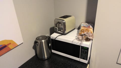 Kitchen or kitchenette, Food and drinks, microwave, toaster