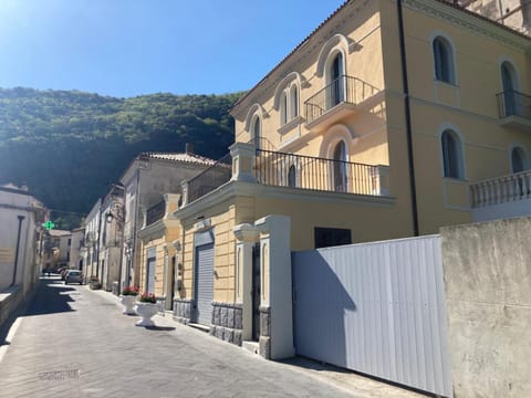 Property building, Neighbourhood, Mountain view, Street view