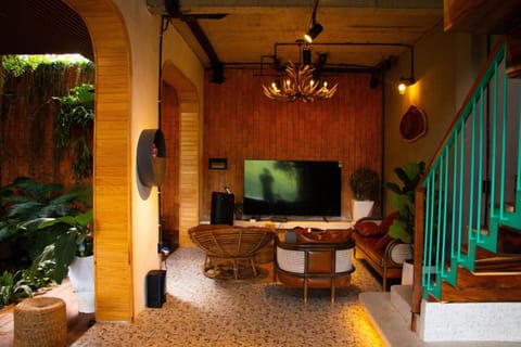 Communal lounge/ TV room, Communal lounge/ TV room, TV and multimedia, Living room, Seating area, Evening entertainment, Guests