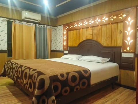 Vinayak House Boat Hotel in Alappuzha