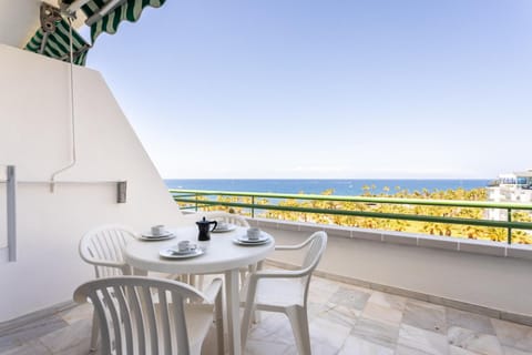 Patio, Natural landscape, Coffee/tea facilities, View (from property/room), Balcony/Terrace, Dining area, Sea view