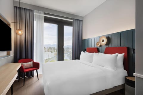 Bed, TV and multimedia, Bedroom