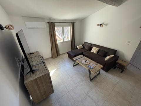 Communal lounge/ TV room, TV and multimedia, Living room, Seating area, air conditioner