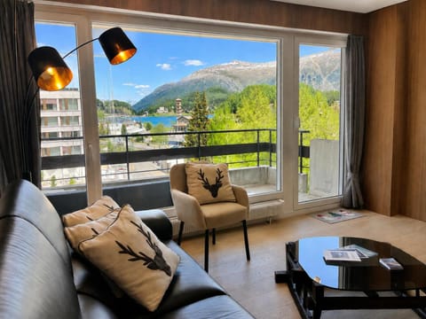 Living room, Lake view