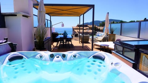 Patio, Hot Tub, Hot Tub, Dining area, Sea view, sunbed