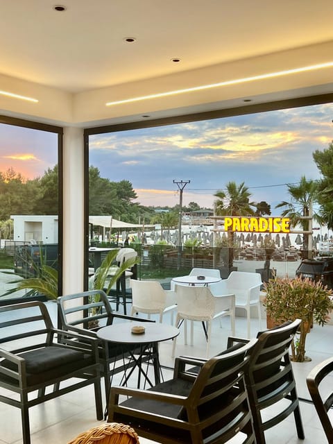Property building, Swimming pool, Breakfast