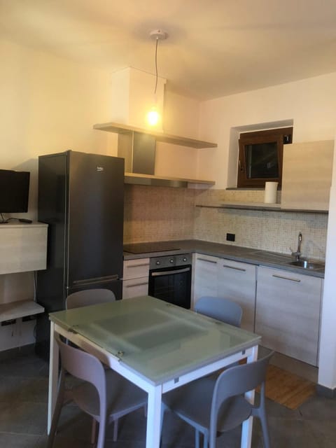 Kitchen or kitchenette, Dining area, oven, stove