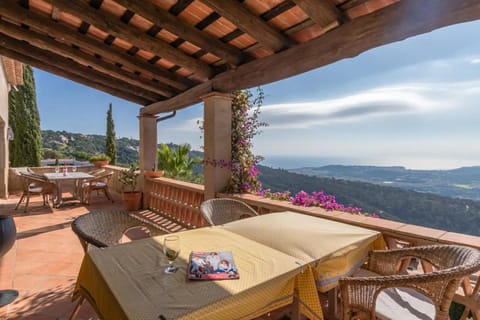 Natural landscape, View (from property/room), Balcony/Terrace, Dining area, Mountain view, Sea view