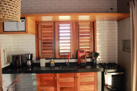 Coffee/tea facilities, Kitchen or kitchenette, stove