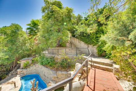 Stunning Sherman Oaks Villa On-Site Walking Paths Villa in Sherman Oaks