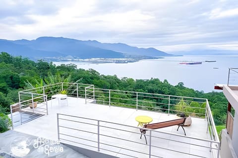 Lindo flat com vista e piscina à 2km da Balsa House in Ilhabela