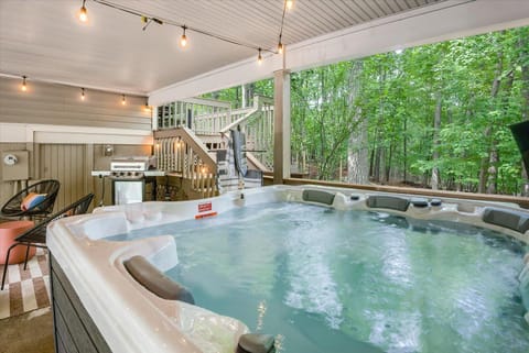 Game Room Hot Tub Mins to Slopes Fire Pit House in Massanutten