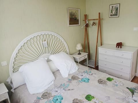 Bed, Photo of the whole room, Bedroom, internet