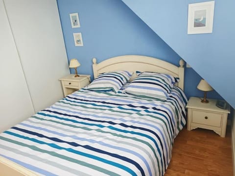 Bed, Photo of the whole room, Bedroom, internet, wardrobe