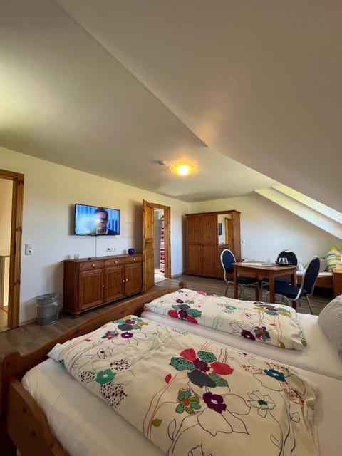 Bed, TV and multimedia, Photo of the whole room, Seating area