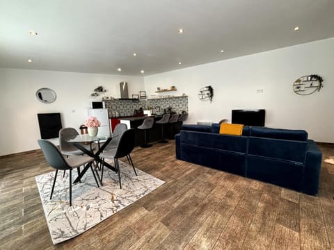 Living room, Dining area