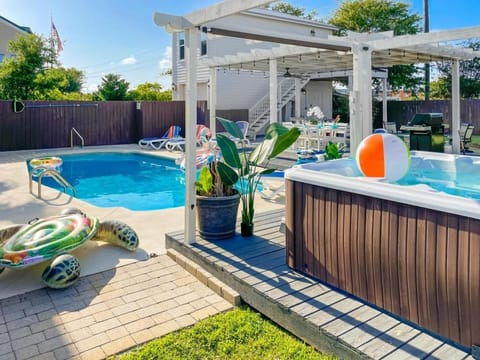 Seas The Moment Pool & Hot Tub Golf Cart Deals House in Destin