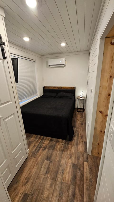 Bed, Photo of the whole room, Bedroom, air conditioner