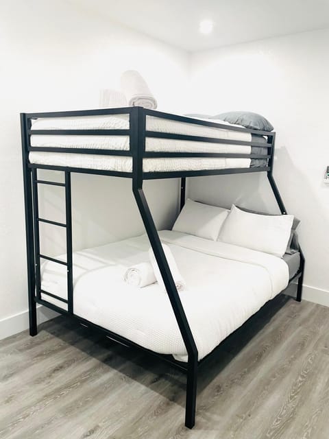 Bedroom, bunk bed