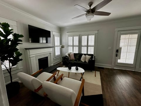 Newly Renovated Cottage including Driveway in Downtown Murfreesboro Apartment in Murfreesboro