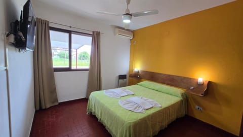 Bed, TV and multimedia, Photo of the whole room, Bedroom, towels