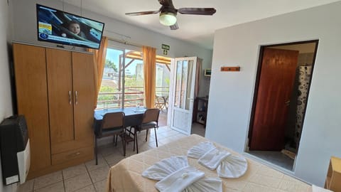 Bed, TV and multimedia, Photo of the whole room, Dining area, towels, wardrobe