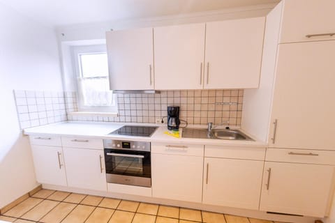 Kitchen or kitchenette, oven, pet friendly, stove