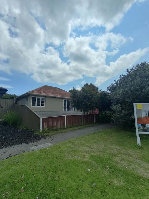 7 Beds including 4 Double Beds, 1 Single Bed, 2 Double Sofa Beds, 8 Renton Road, Mt Albert, Auckland House in Auckland