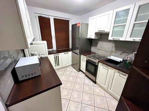 Kitchen or kitchenette, Kitchen or kitchenette, Communal kitchen, microwave, oven, stove, kitchen