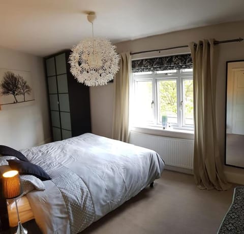 The Cheesehouse-sleeps 8-detached house Tettenhall House in Wolverhampton