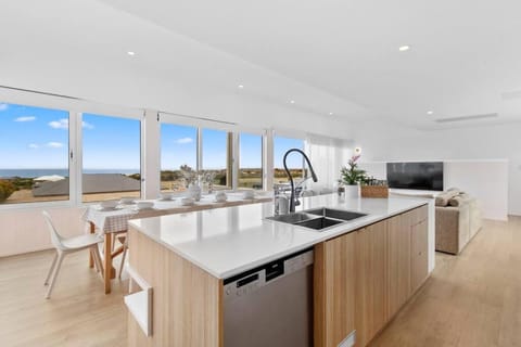 Sunnyside Sellicks Beach Family friendly oasis Sleeps 12 with Sea Views House in Adelaide