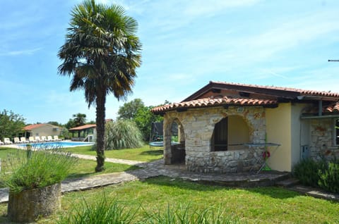 Property building, Garden, Swimming pool